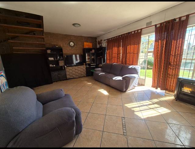 3 BEDROOM TOWNHOUSE FOR SALE IN VANDERBIJLPARK SE 1